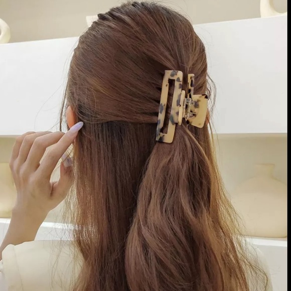 Classic Tortoise Shell Rectangular Hair Clip! - Picture 2 of 3